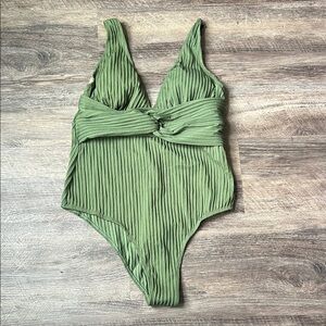 CUPSHE Women One Piece Swimsuit Wide Straps V Neck Ruched Textured Ribbed Sz L⚫️